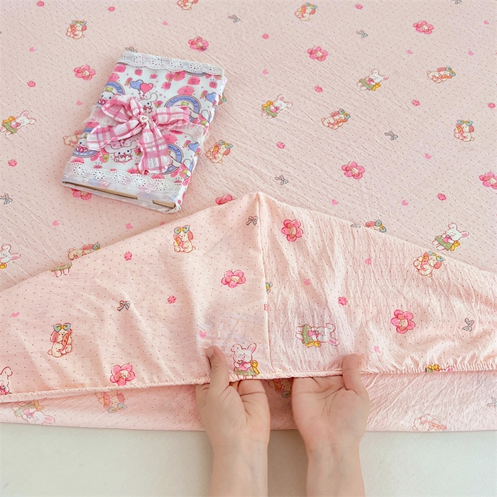 91家纺网 家纺一手货源 找家纺 梦舒羽 2025新款云感双层纱印花床笠宿舍纯色床垫保护套三件套 花田小兔