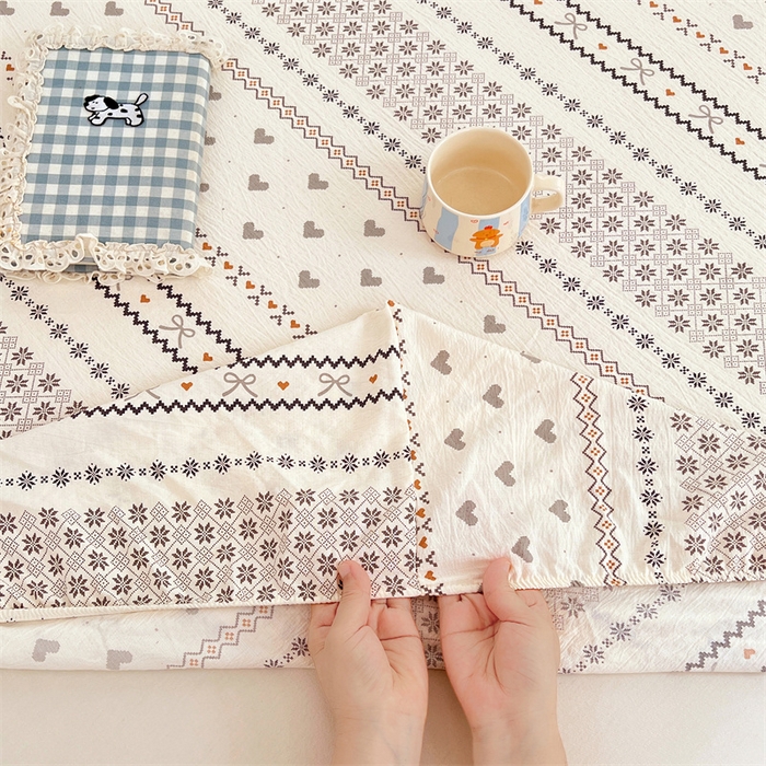 91家纺网 家纺一手货源 找家纺 梦舒羽 2025新款云感双层纱印花床笠宿舍纯色床垫保护套三件套 遇见浪漫