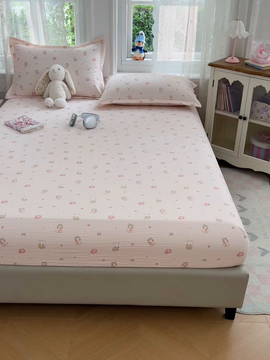 91家纺网 家纺一手货源 找家纺 梦舒羽 2025新款云感双层纱印花床笠宿舍纯色床垫保护套三件套 花田小兔