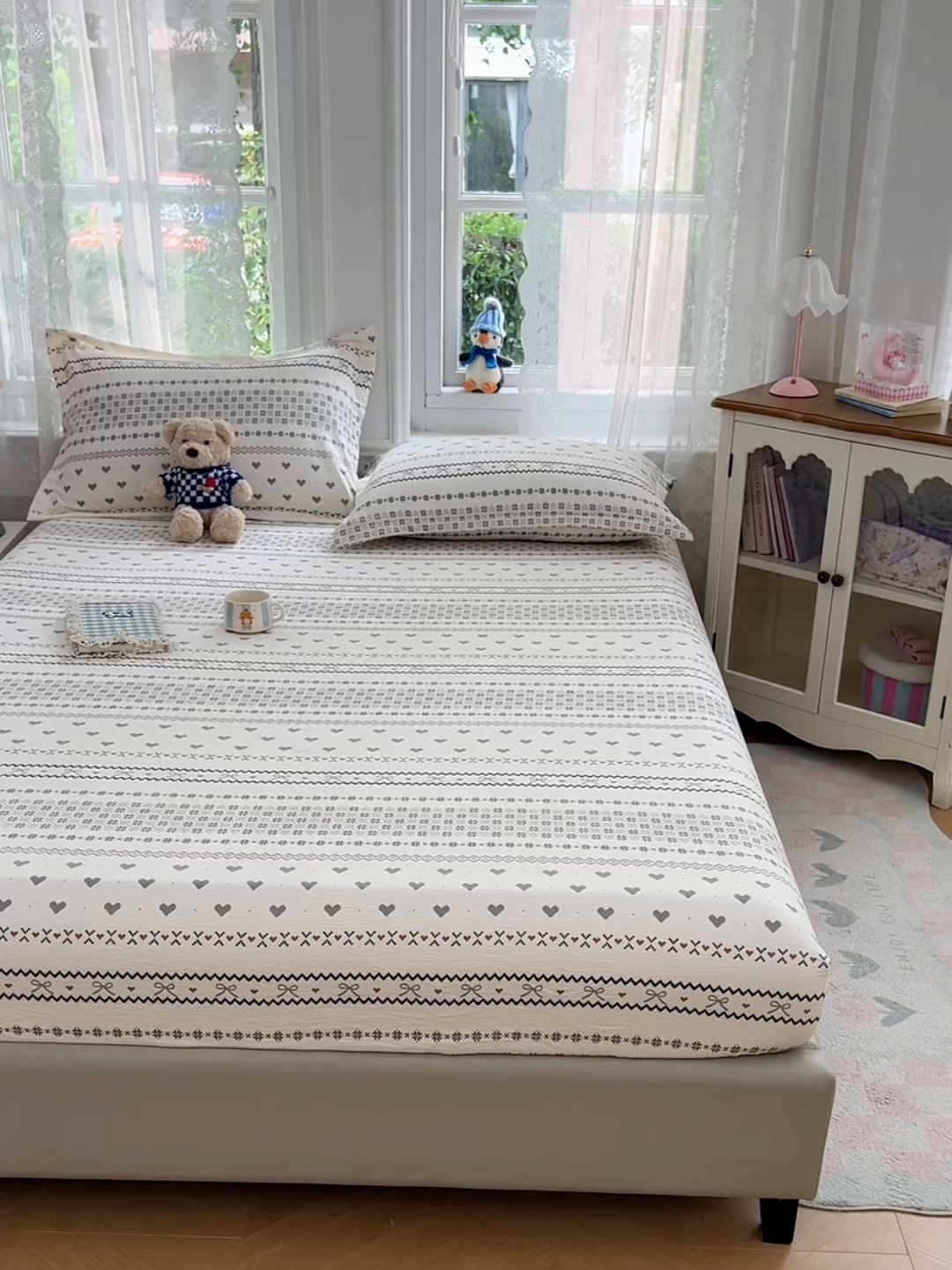 91家纺网 家纺一手货源 找家纺 梦舒羽 2025新款云感双层纱印花床笠宿舍纯色床垫保护套三件套 遇见浪漫