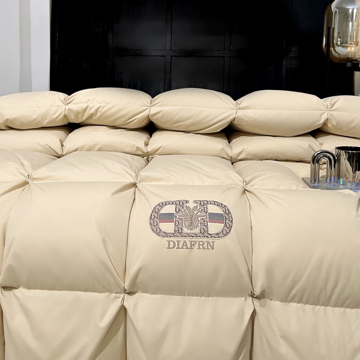 91家纺网 家纺一手货源 找家纺 岚司羽 2025新款北极95白鹅绒被-琳娜 琳娜-奶杏黄