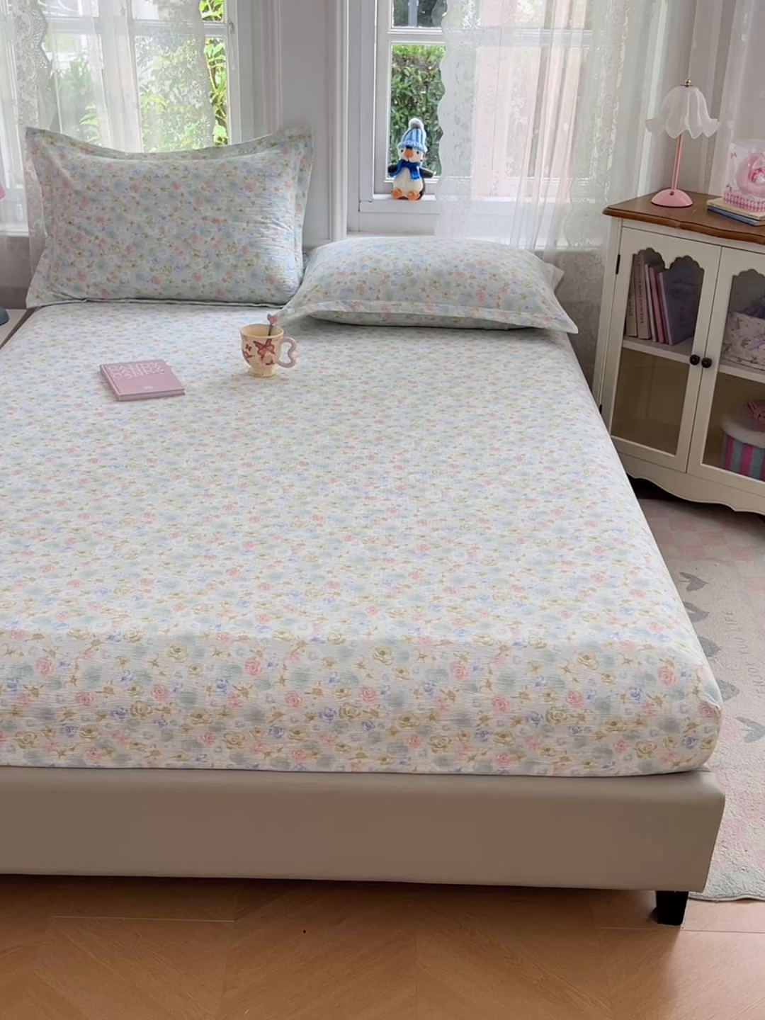 91家纺网 家纺一手货源 找家纺 圣比熊 2025新款云感双层纱印花床笠宿舍纯色床垫保护套三件套 春日初见