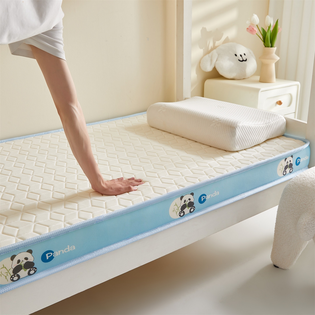 91家纺网 家纺一手货源 找家纺 伊先生家纺 2025新款简约卡通硅胶海绵床垫学生款熊猫黄鸭款 熊猫-白