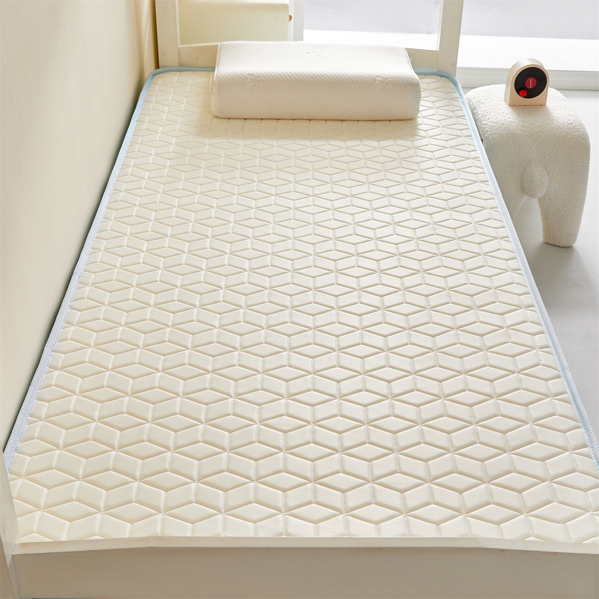 91家纺网 家纺一手货源 找家纺 伊先生家纺 2025新款简约卡通硅胶海绵床垫学生款熊猫黄鸭款 熊猫-白