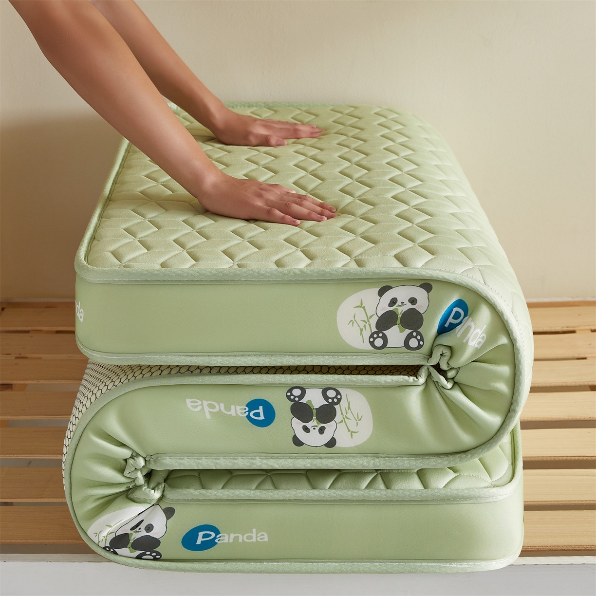 91家纺网 家纺一手货源 找家纺 伊先生家纺 2025新款简约卡通硅胶海绵床垫学生款熊猫黄鸭款 熊猫-绿