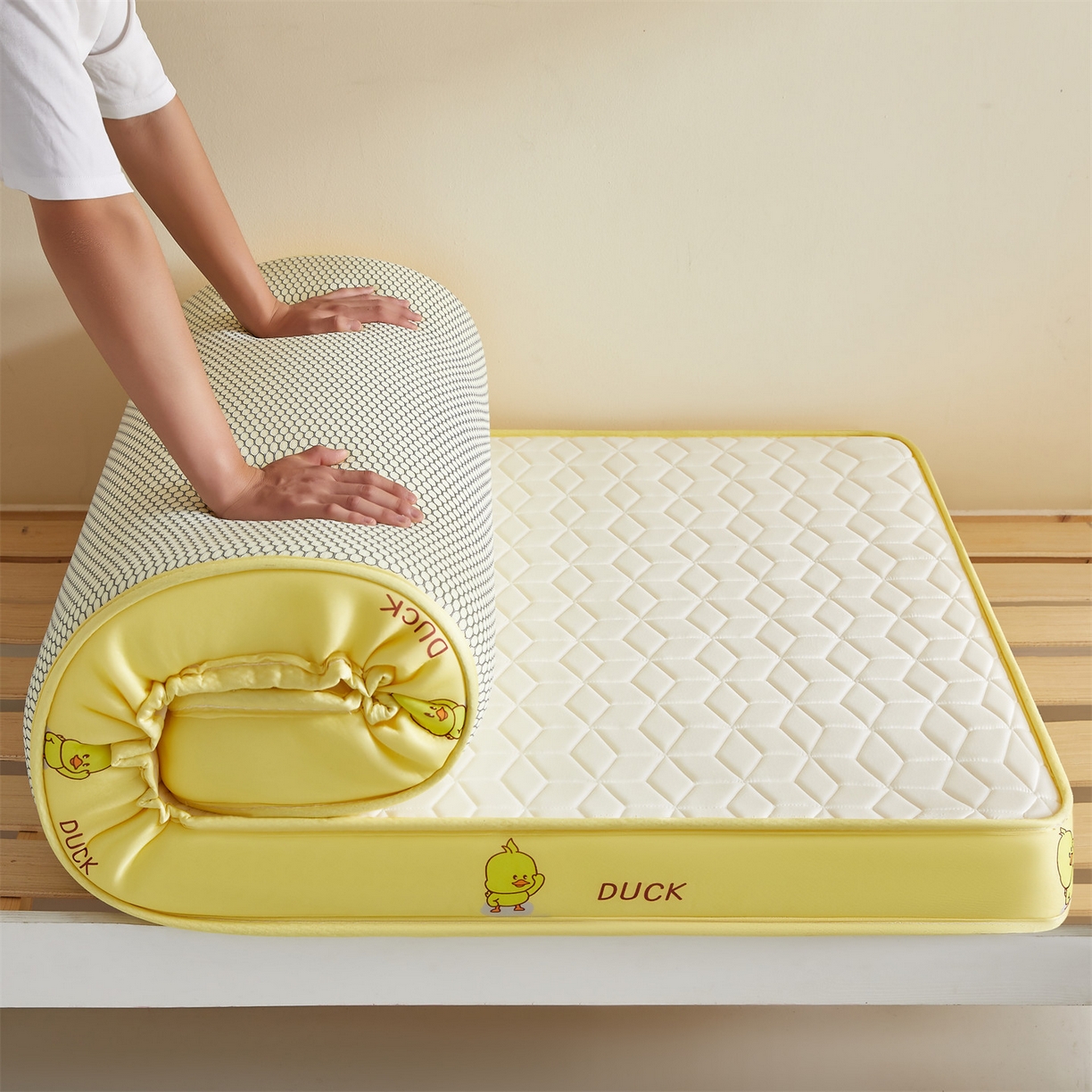 91家纺网 家纺一手货源 找家纺 （总）伊先生家纺 2025新款简约卡通硅胶海绵床垫学生款熊猫黄鸭款