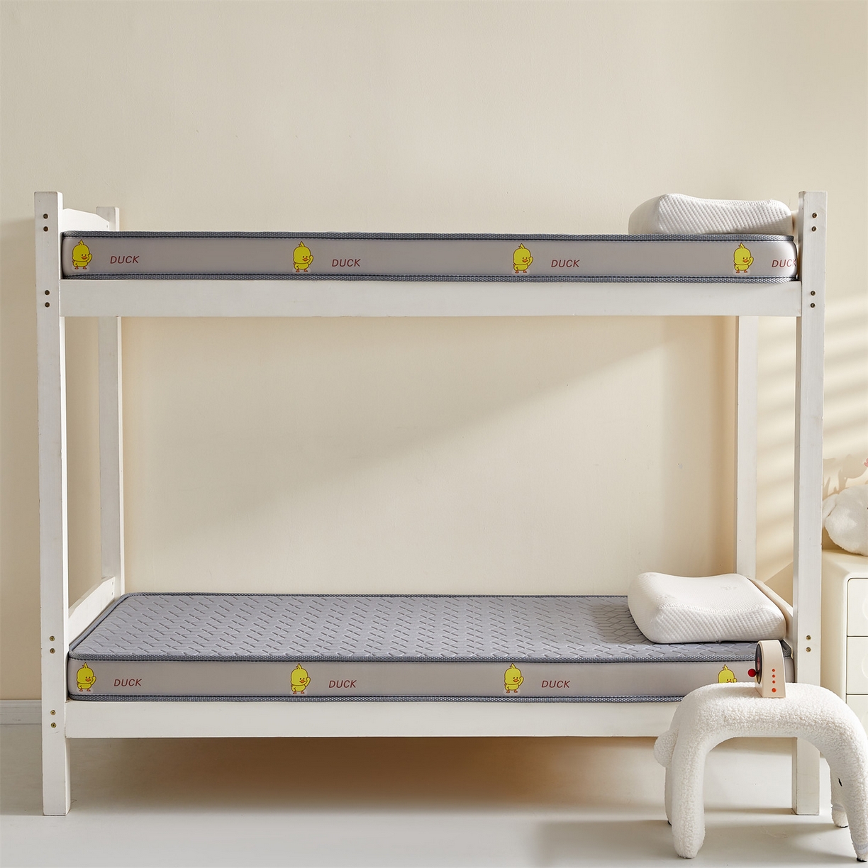 91家纺网 家纺一手货源 找家纺 伊先生家纺 2025新款简约卡通硅胶海绵床垫学生款熊猫黄鸭款 黄小鸭-灰