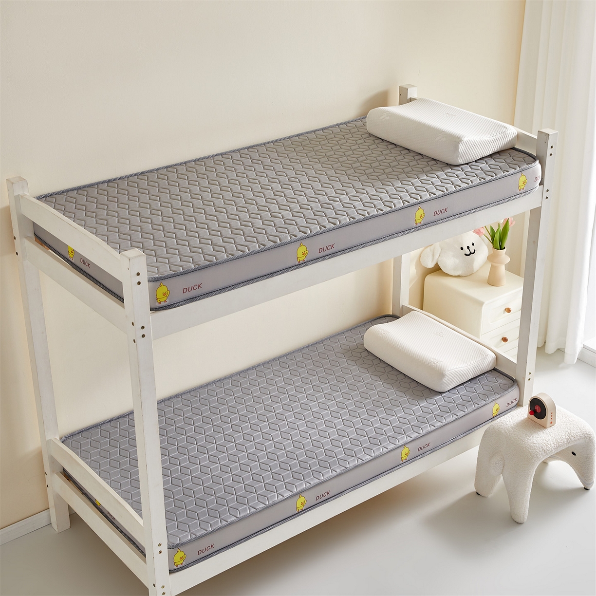 91家纺网 家纺一手货源 找家纺 伊先生家纺 2025新款简约卡通硅胶海绵床垫学生款熊猫黄鸭款 黄小鸭-灰