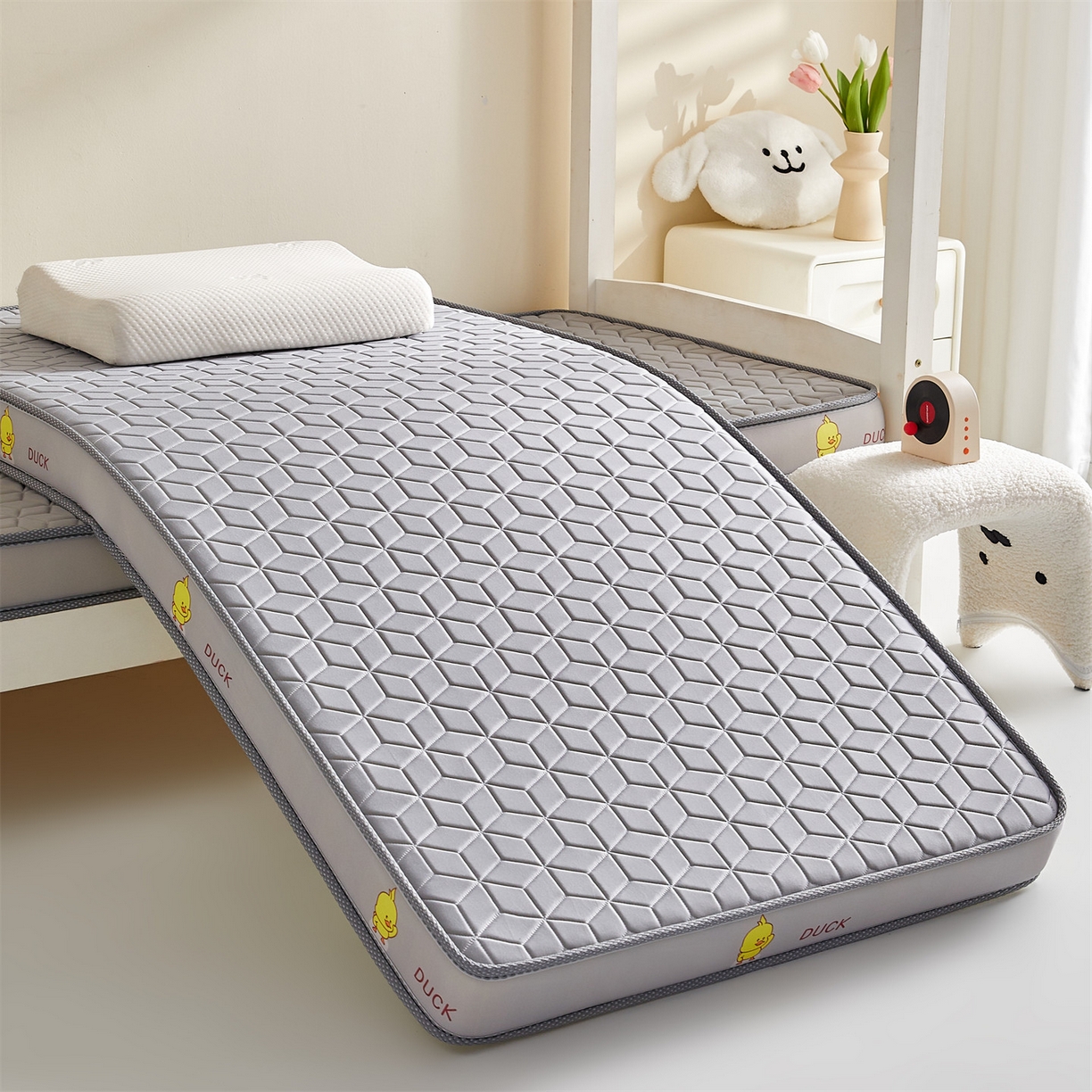 91家纺网 家纺一手货源 找家纺 伊先生家纺 2025新款简约卡通硅胶海绵床垫学生款熊猫黄鸭款 黄小鸭-灰