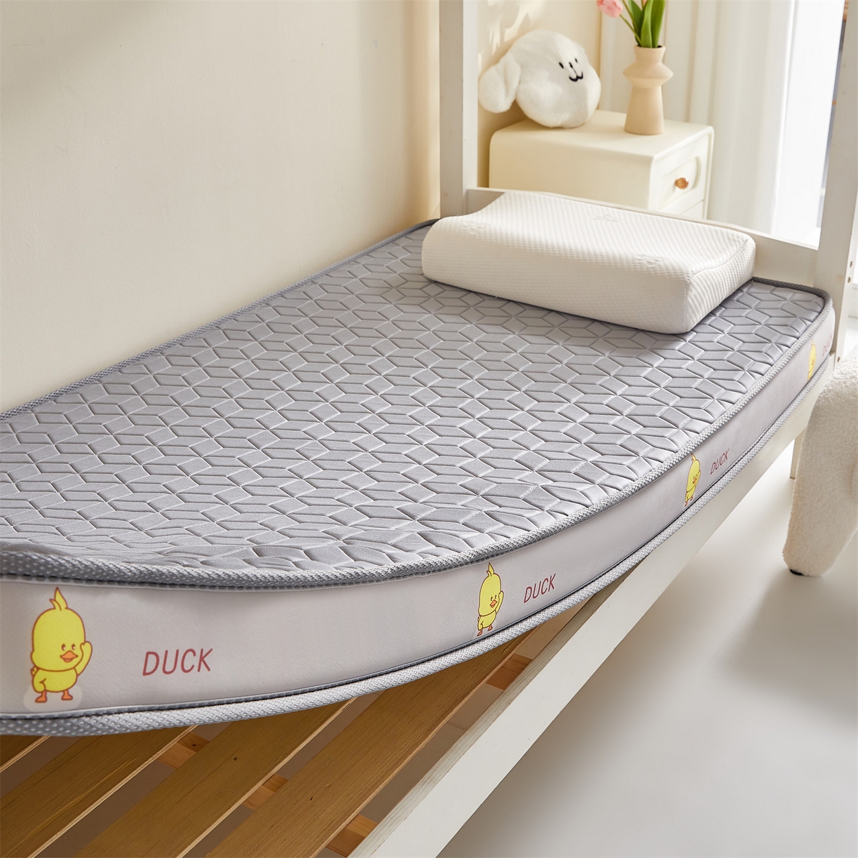 91家纺网 家纺一手货源 找家纺 伊先生家纺 2025新款简约卡通硅胶海绵床垫学生款熊猫黄鸭款 黄小鸭-灰