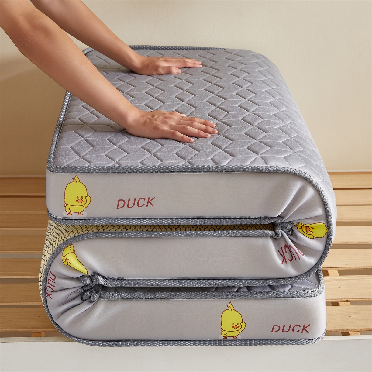 91家纺网 家纺一手货源 找家纺 伊先生家纺 2025新款简约卡通硅胶海绵床垫学生款熊猫黄鸭款 黄小鸭-灰