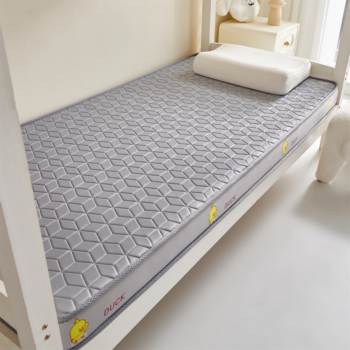 91家纺网 家纺一手货源 找家纺 伊先生家纺 2025新款简约卡通硅胶海绵床垫学生款熊猫黄鸭款 黄小鸭-灰