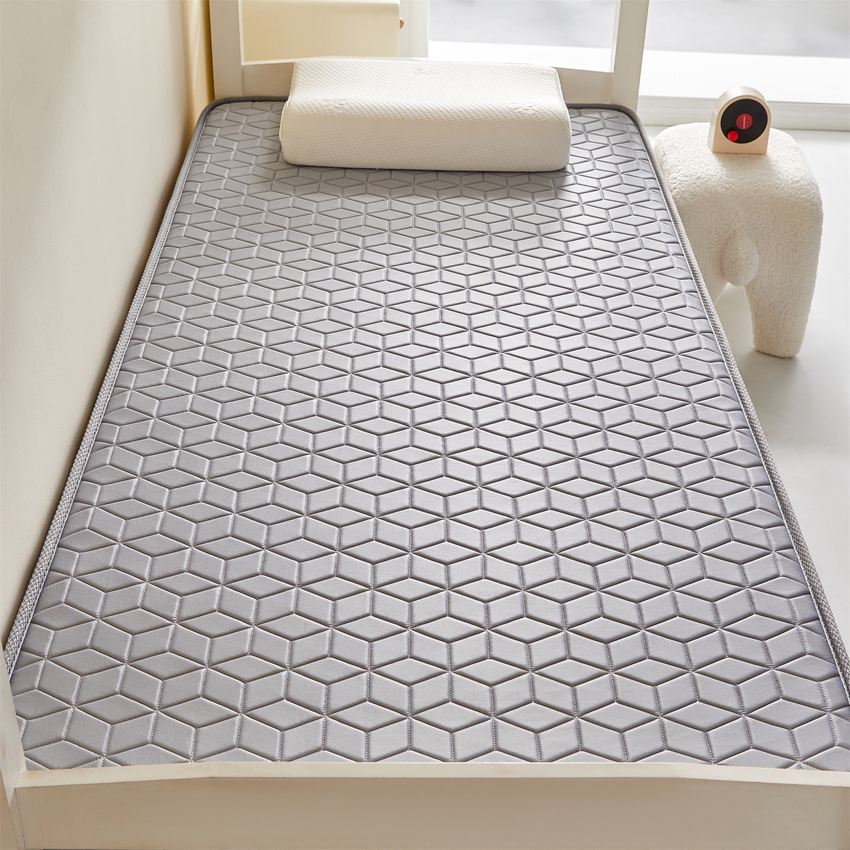 91家纺网 家纺一手货源 找家纺 伊先生家纺 2025新款简约卡通硅胶海绵床垫学生款熊猫黄鸭款 黄小鸭-灰