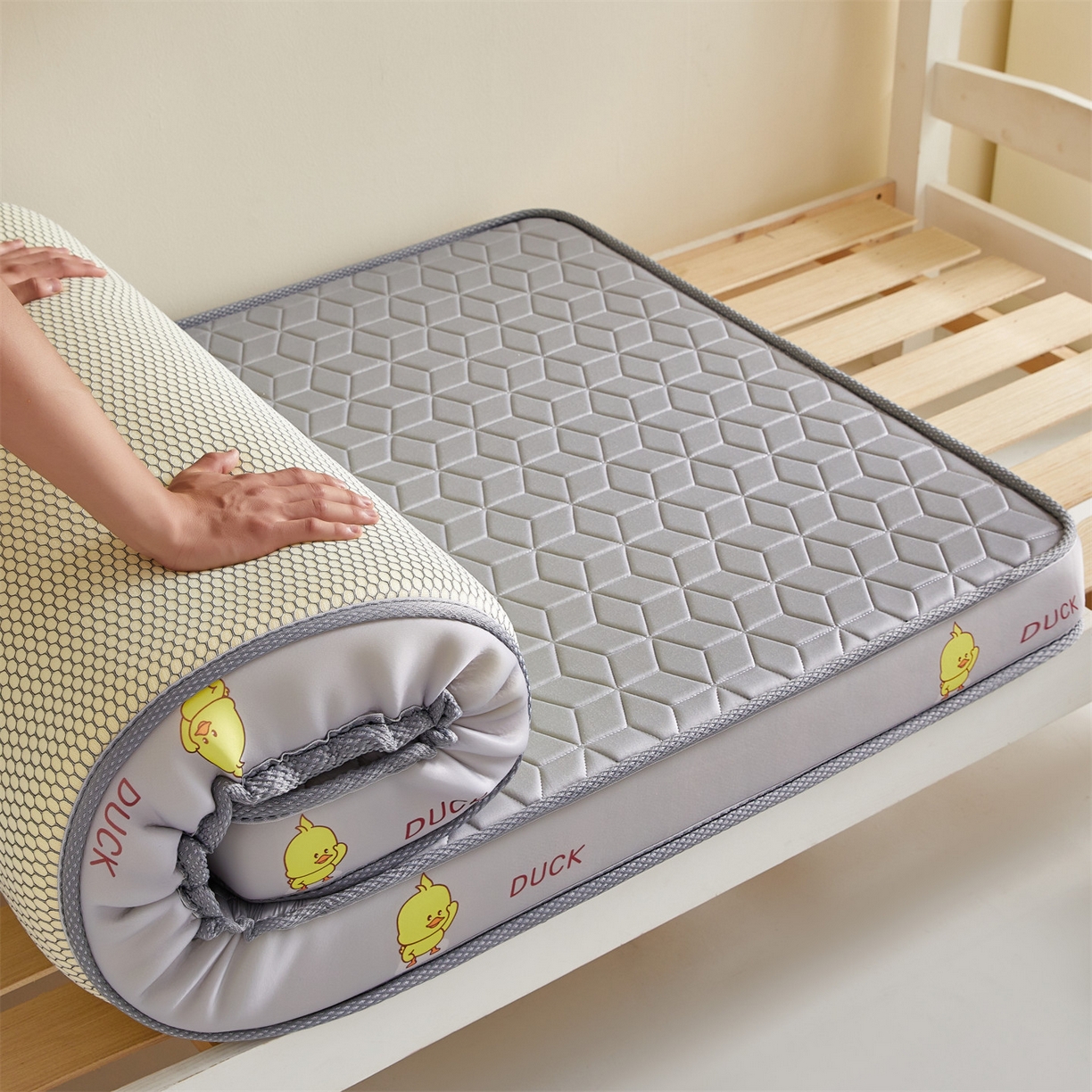 91家纺网 家纺一手货源 找家纺 伊先生家纺 2025新款简约卡通硅胶海绵床垫学生款熊猫黄鸭款 黄小鸭-灰
