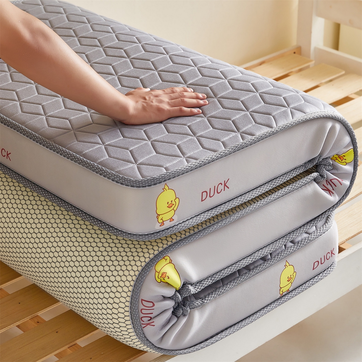 91家纺网 家纺一手货源 找家纺 伊先生家纺 2025新款简约卡通硅胶海绵床垫学生款熊猫黄鸭款 黄小鸭-灰