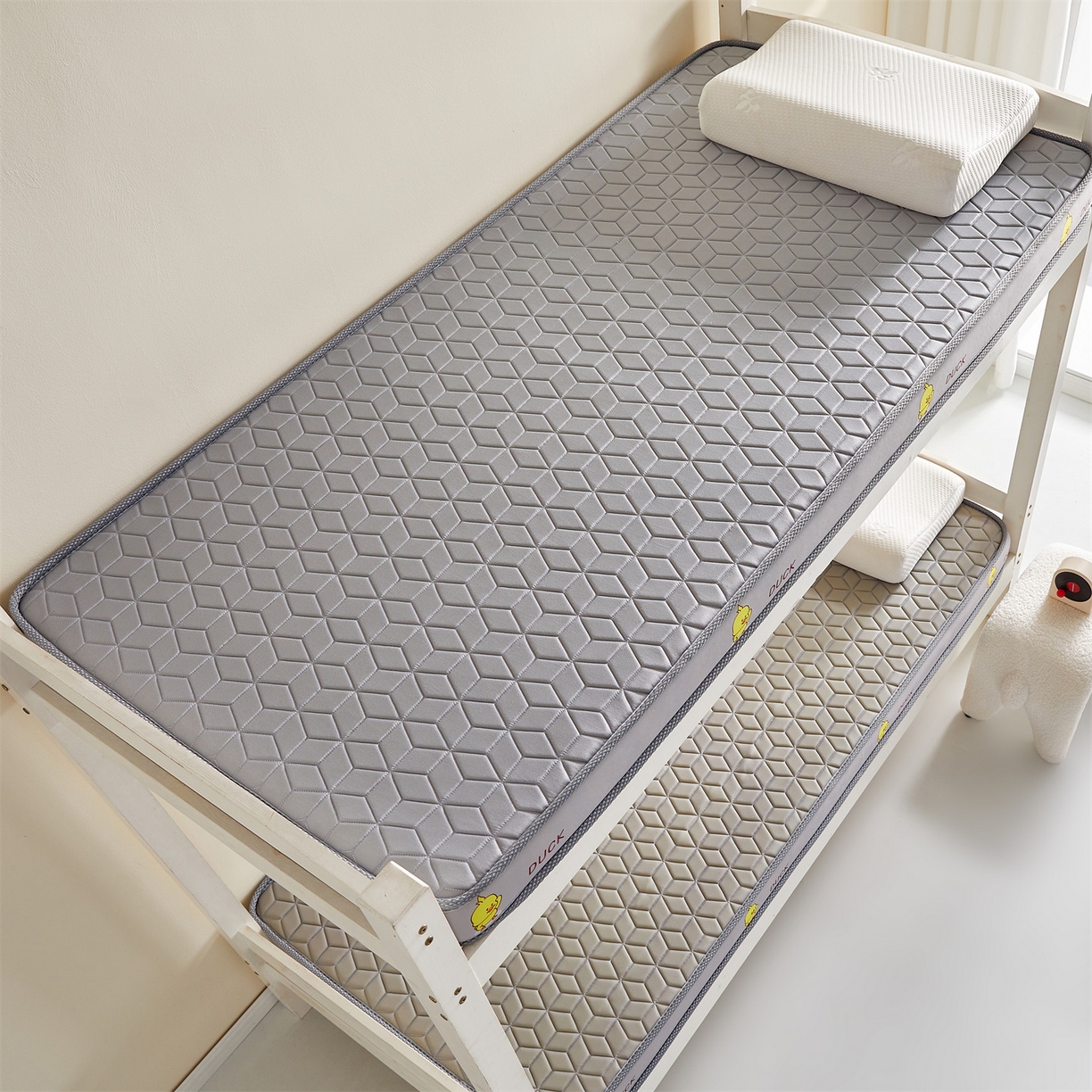 91家纺网 家纺一手货源 找家纺 伊先生家纺 2025新款简约卡通硅胶海绵床垫学生款熊猫黄鸭款 黄小鸭-灰