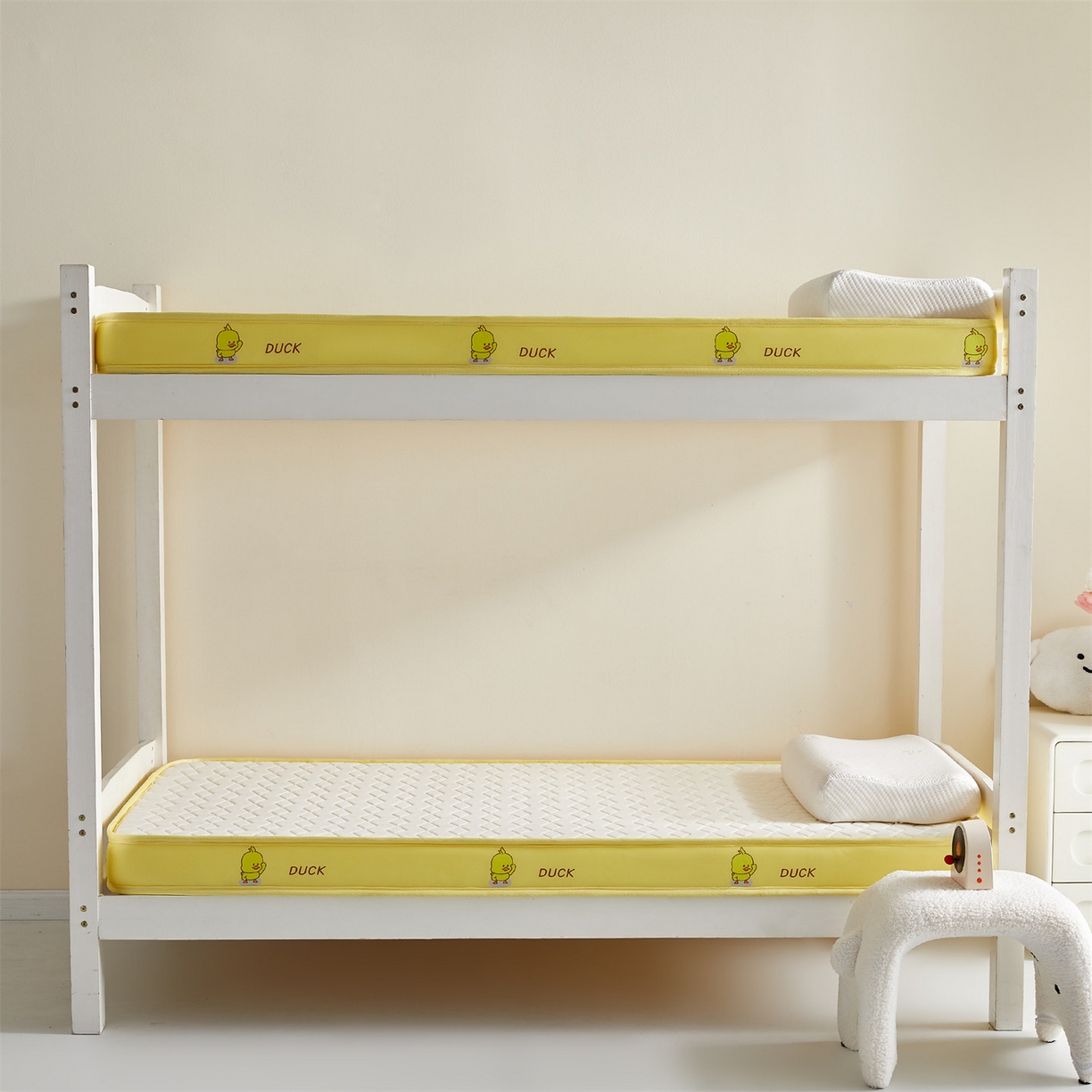 91家纺网 家纺一手货源 找家纺 伊先生家纺 2025新款简约卡通硅胶海绵床垫学生款熊猫黄鸭款 黄小鸭-白