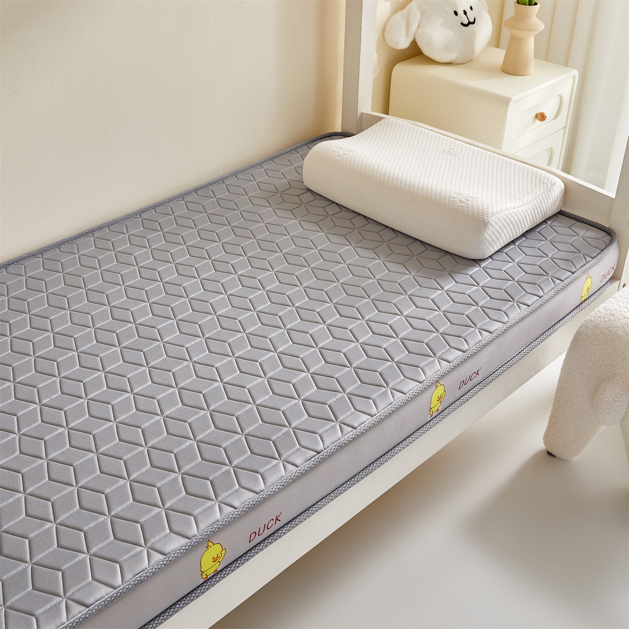 91家纺网 家纺一手货源 找家纺 伊先生家纺 2025新款简约卡通硅胶海绵床垫学生款熊猫黄鸭款 黄小鸭-灰