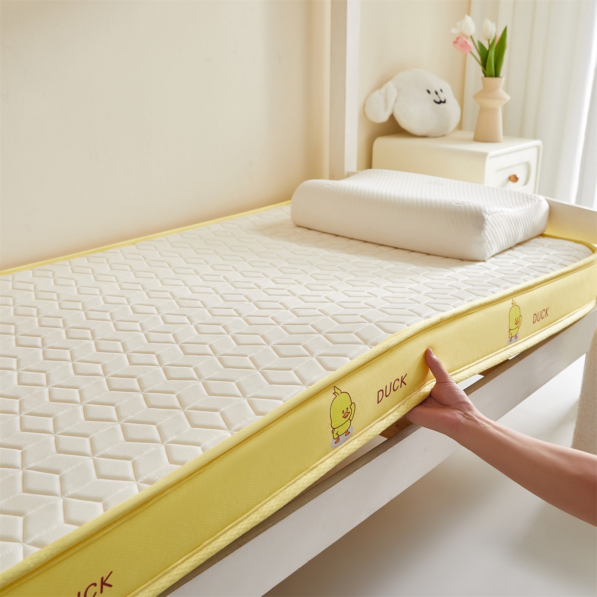 91家纺网 家纺一手货源 找家纺 伊先生家纺 2025新款简约卡通硅胶海绵床垫学生款熊猫黄鸭款 黄小鸭-白