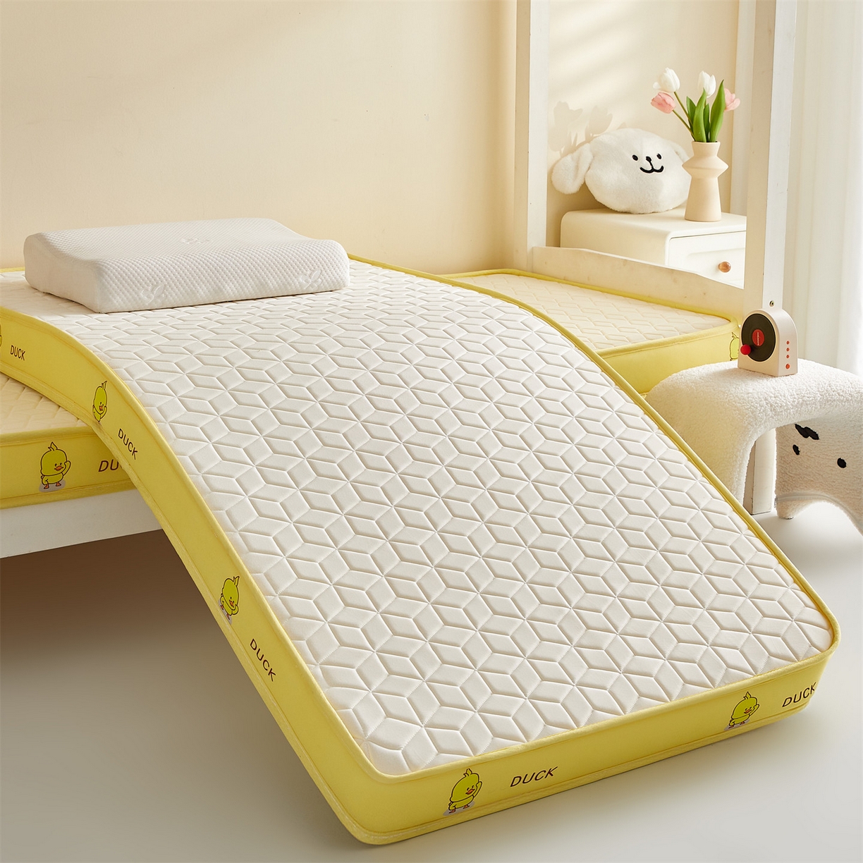 91家纺网 家纺一手货源 找家纺 伊先生家纺 2025新款简约卡通硅胶海绵床垫学生款熊猫黄鸭款 黄小鸭-白