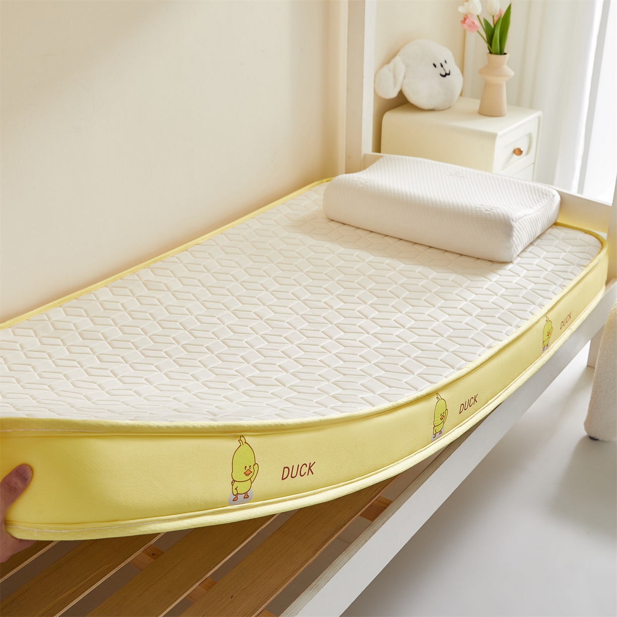 91家纺网 家纺一手货源 找家纺 伊先生家纺 2025新款简约卡通硅胶海绵床垫学生款熊猫黄鸭款 黄小鸭-白