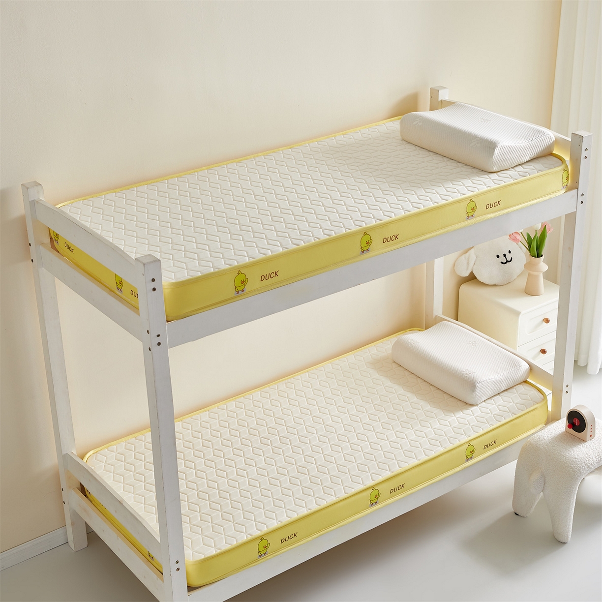 91家纺网 家纺一手货源 找家纺 伊先生家纺 2025新款简约卡通硅胶海绵床垫学生款熊猫黄鸭款 黄小鸭-白