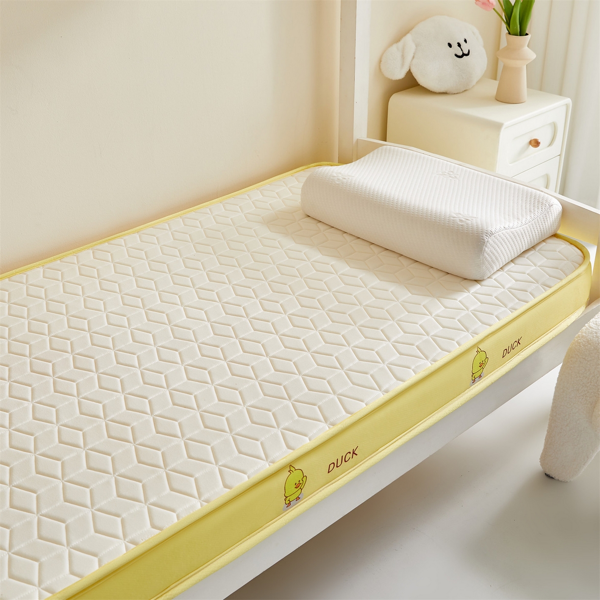 91家纺网 家纺一手货源 找家纺 伊先生家纺 2025新款简约卡通硅胶海绵床垫学生款熊猫黄鸭款 黄小鸭-白