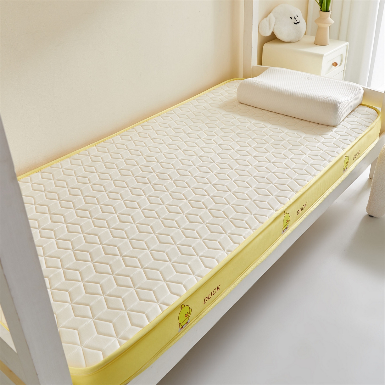 91家纺网 家纺一手货源 找家纺 伊先生家纺 2025新款简约卡通硅胶海绵床垫学生款熊猫黄鸭款 黄小鸭-白