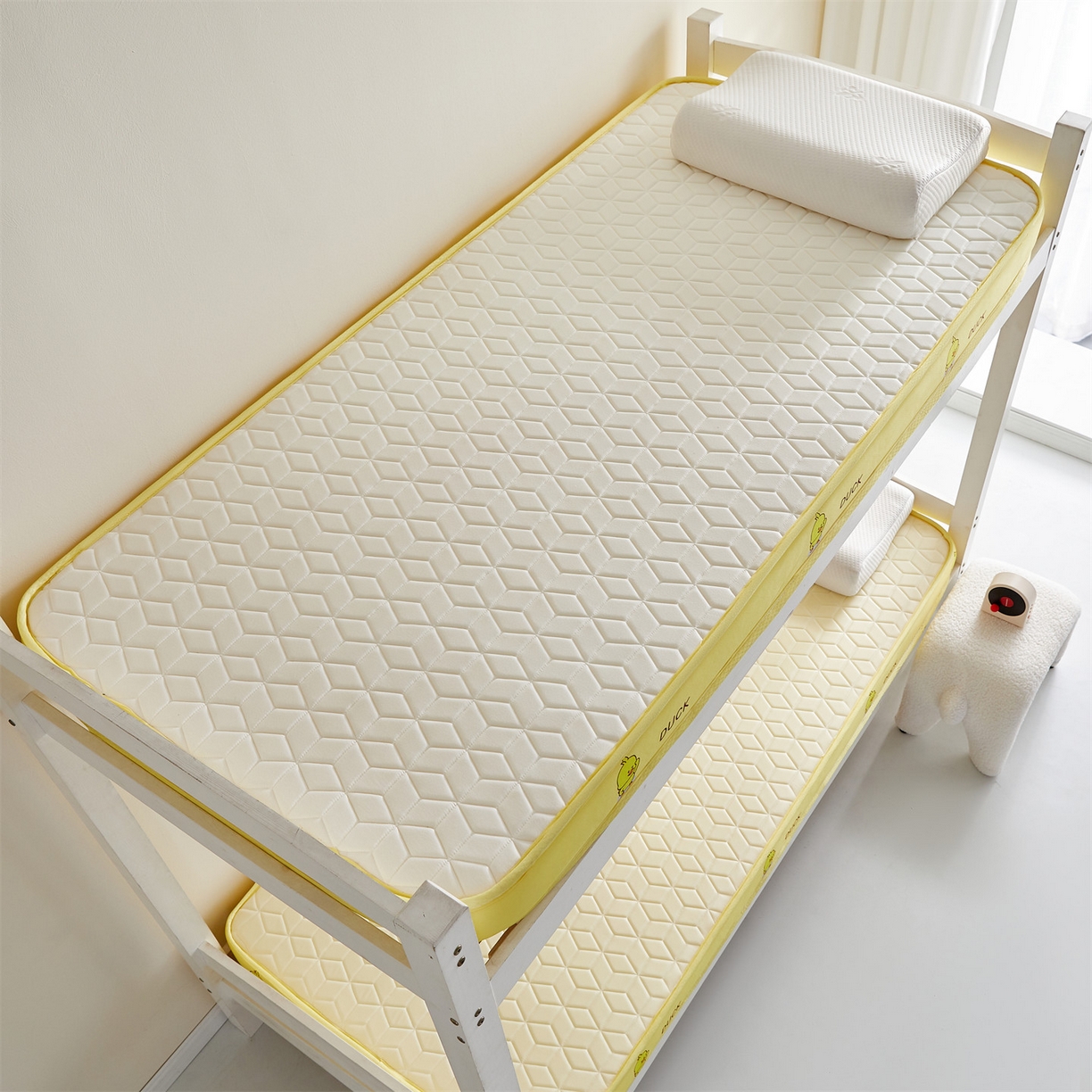 91家纺网 家纺一手货源 找家纺 伊先生家纺 2025新款简约卡通硅胶海绵床垫学生款熊猫黄鸭款 黄小鸭-白