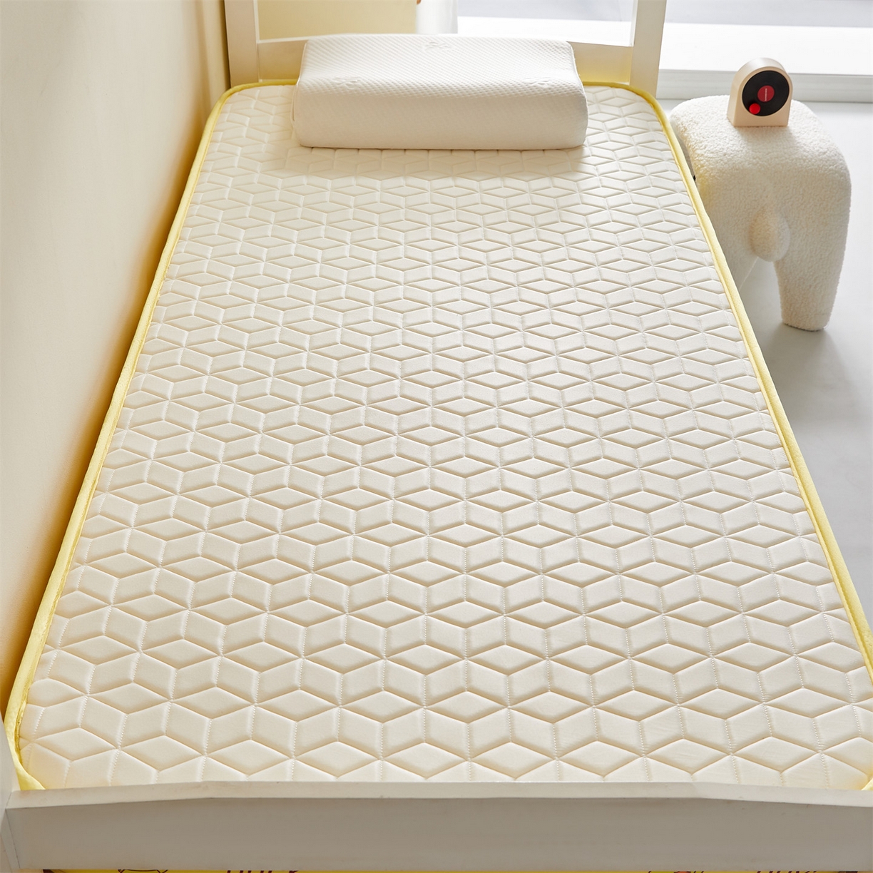 91家纺网 家纺一手货源 找家纺 伊先生家纺 2025新款简约卡通硅胶海绵床垫学生款熊猫黄鸭款 黄小鸭-白