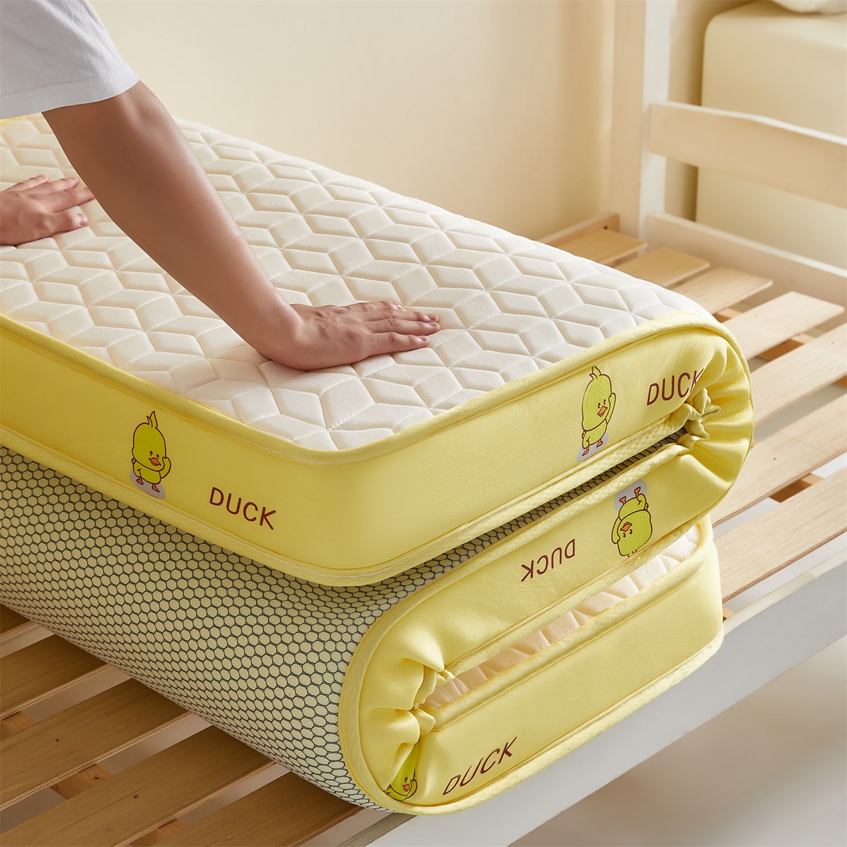 91家纺网 家纺一手货源 找家纺 伊先生家纺 2025新款简约卡通硅胶海绵床垫学生款熊猫黄鸭款 黄小鸭-白