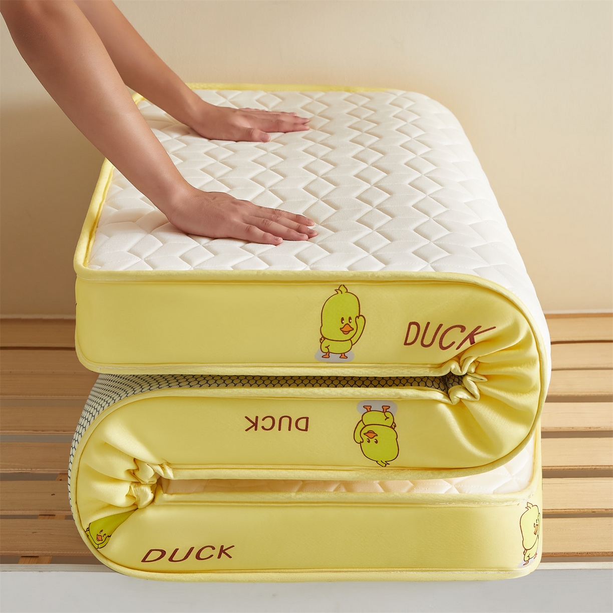 91家纺网 家纺一手货源 找家纺 伊先生家纺 2025新款简约卡通硅胶海绵床垫学生款熊猫黄鸭款 黄小鸭-白