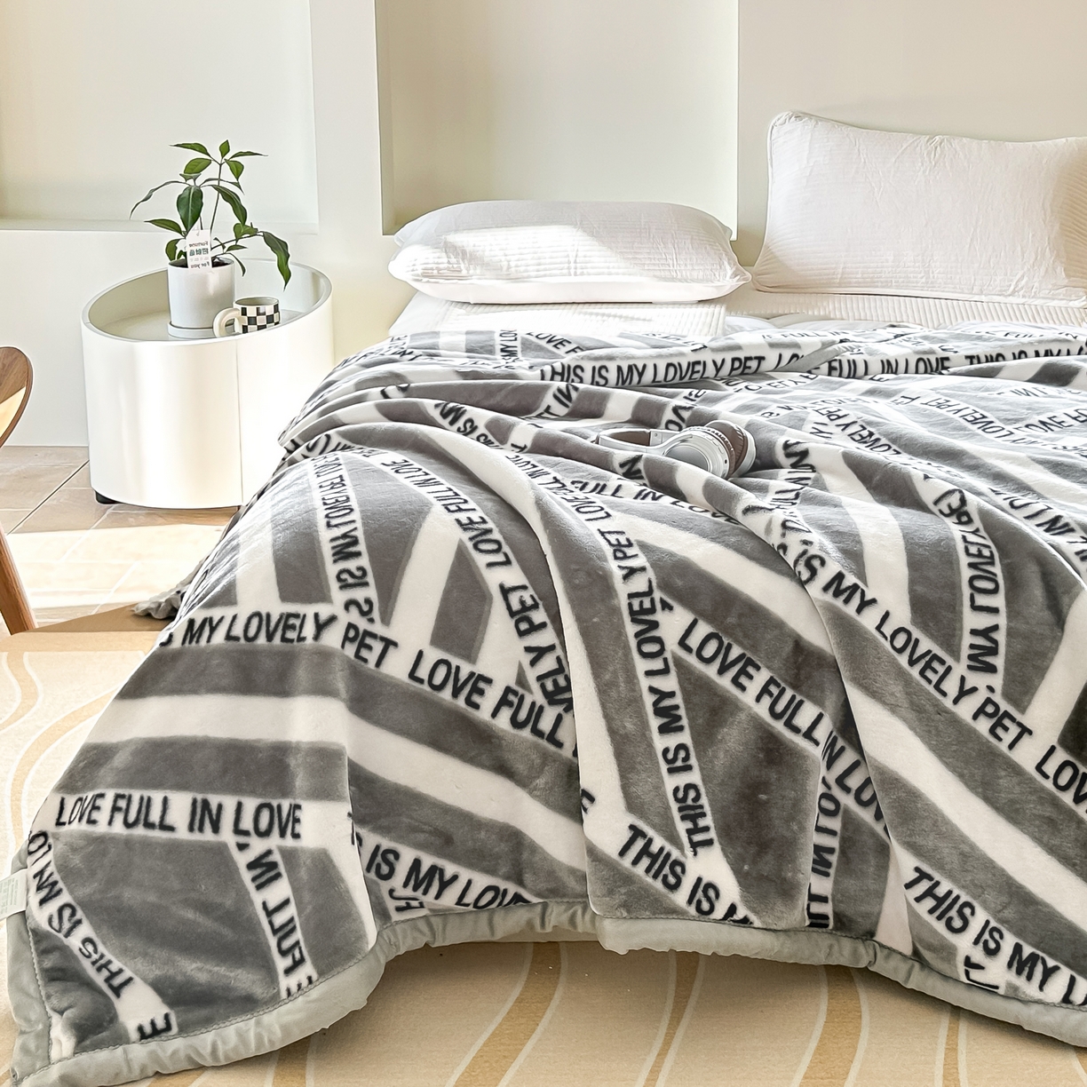 91家纺网 家纺一手货源 找家纺 法莱妮毛毯 2025新款双层加厚拉舍尔毛毯 婚庆 单双人 厂家直销可定制 自由自在