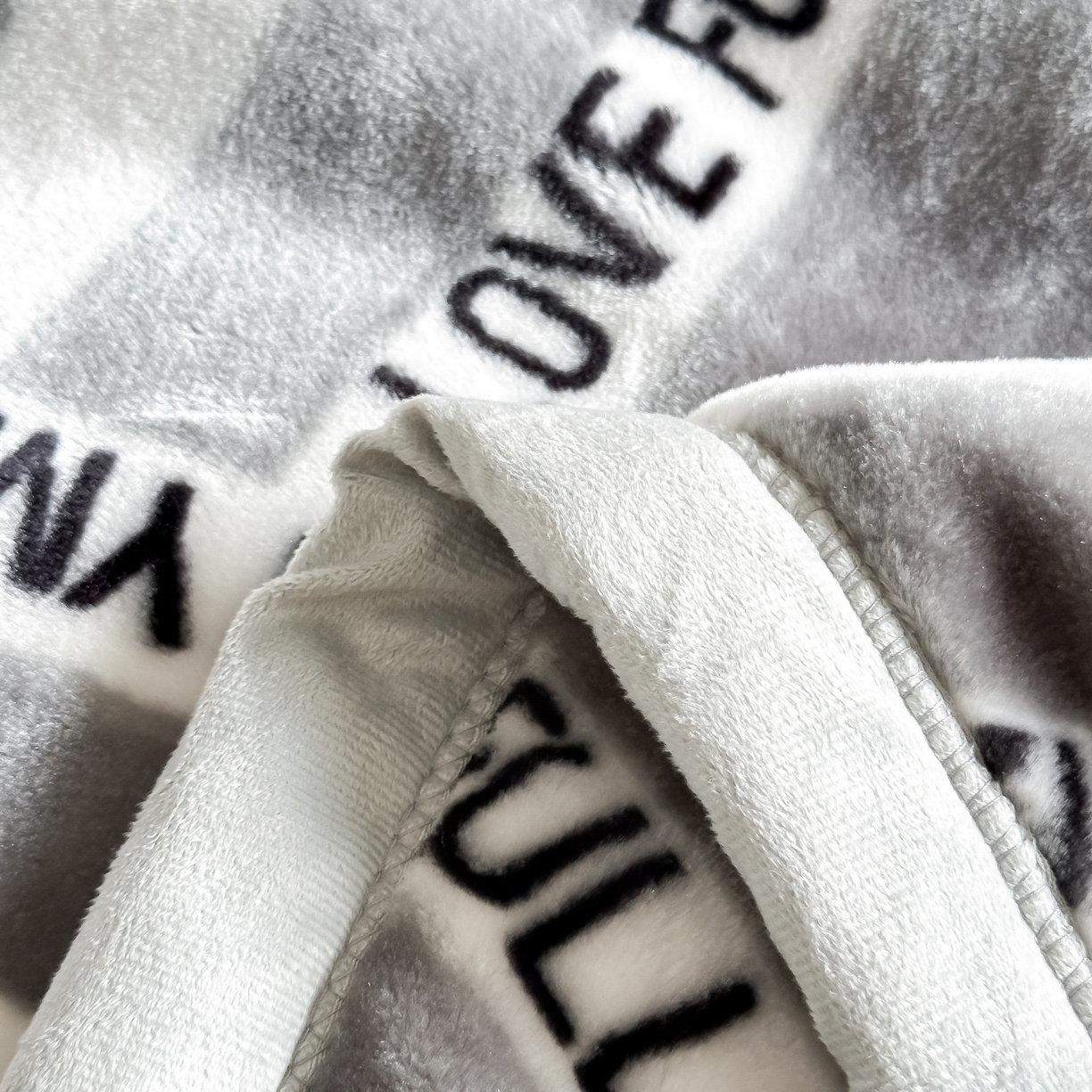 91家纺网 家纺一手货源 找家纺 法莱妮毛毯 2025新款双层加厚拉舍尔毛毯 婚庆 单双人 厂家直销可定制 自由自在