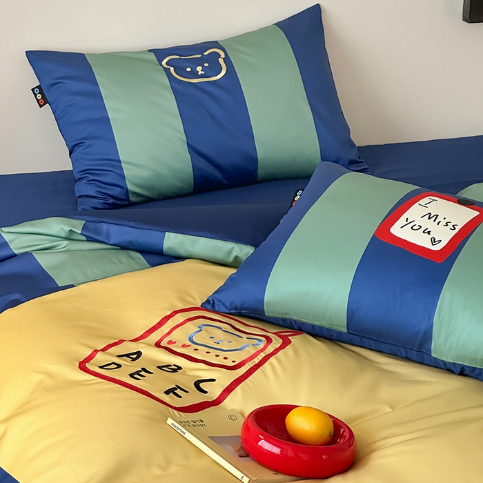 91家纺网 家纺一手货源 找家纺 RYB红黄兰 2025新款孟菲斯系列60s长绒棉刺绣全棉数码印花四件套 孟菲斯小熊