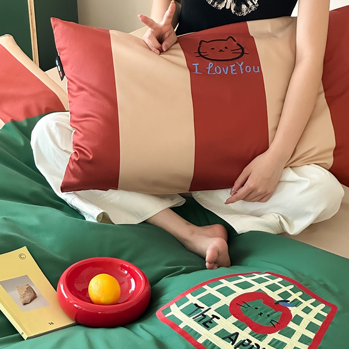 91家纺网 家纺一手货源 找家纺 RYB红黄兰 2025新款孟菲斯系列60s长绒棉刺绣全棉数码印花四件套 马蒂斯小猫