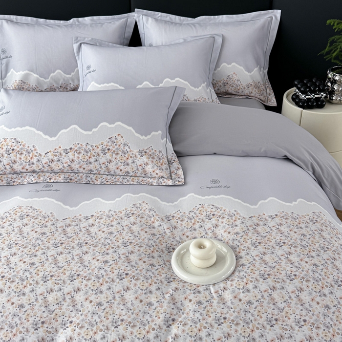 91家纺网 家纺一手货源 找家纺 艾迪尚家纺 2025新款云感超柔全棉磨毛印花四件套系列 夕月-灰