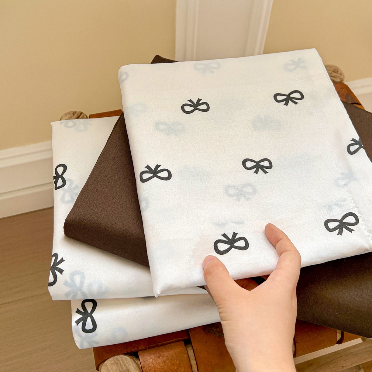 91家纺网 家纺一手货源 找家纺 楠沐家纺 2025新款格子系列芦荟棉四件套 黑蝴蝶结