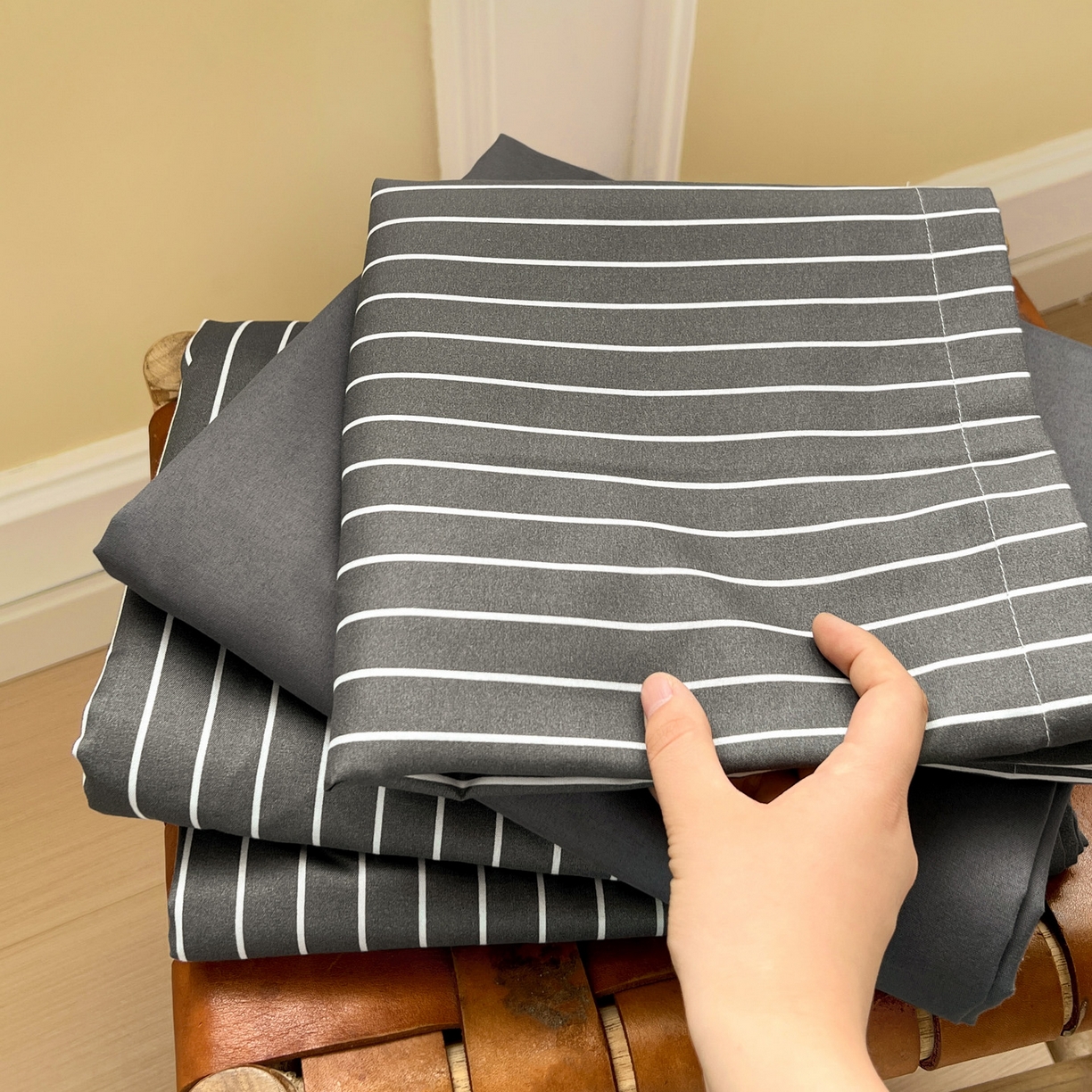 91家纺网 家纺一手货源 找家纺 楠沐家纺 2025新款格子系列芦荟棉四件套 拿铁