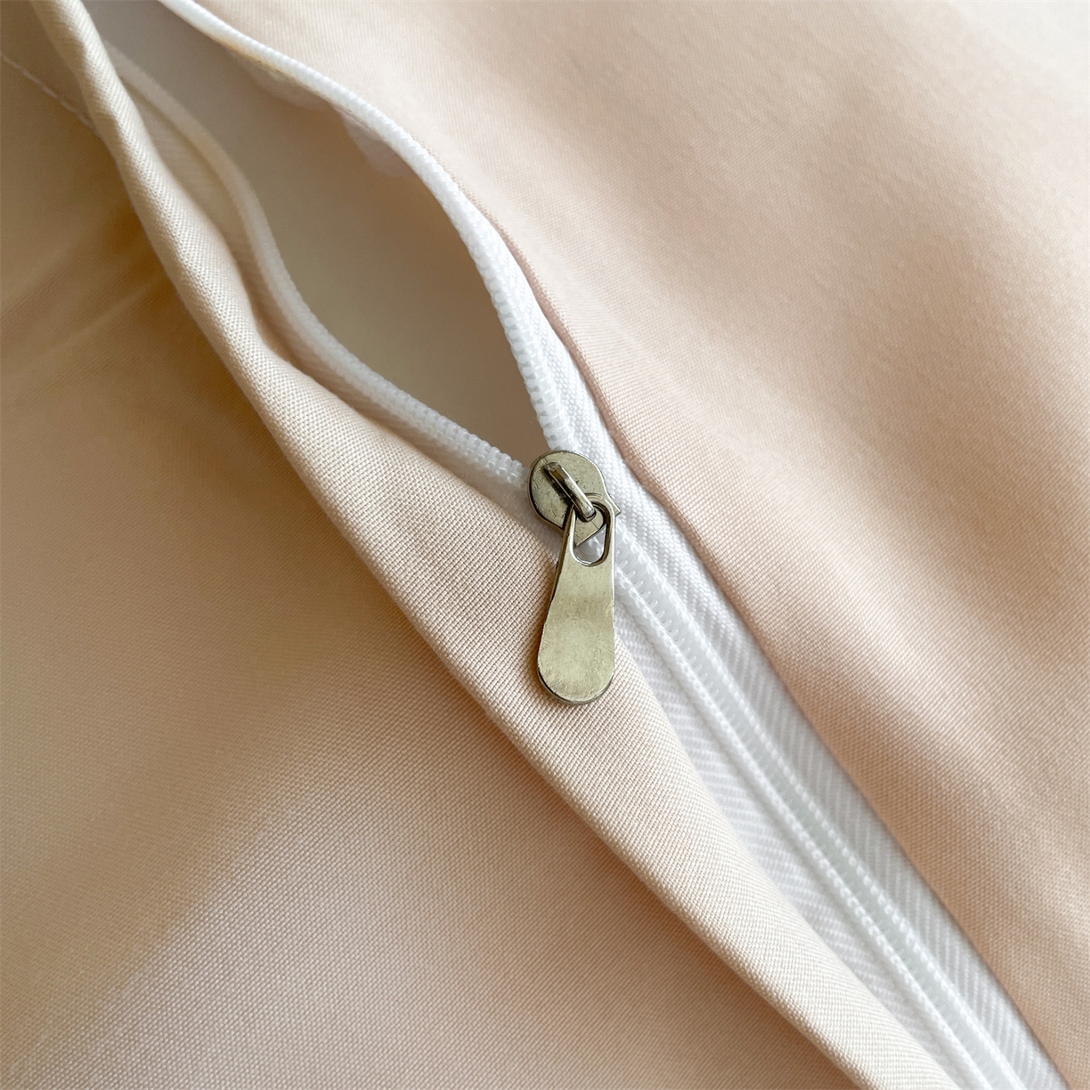 91家纺网 家纺一手货源 找家纺 笙意家纺 2025新款亲肤水洗棉麻绳款学生三件套-安琪系列 安琪-奶昔白+奶茶