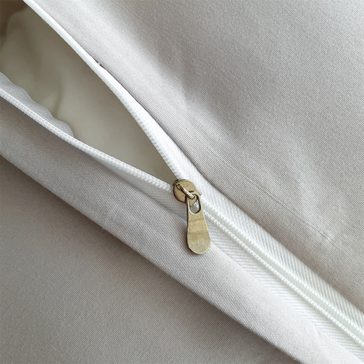 91家纺网 家纺一手货源 找家纺 笙意家纺 2025新款亲肤水洗棉麻绳款学生三件套-安琪系列 安琪-中灰+山灰