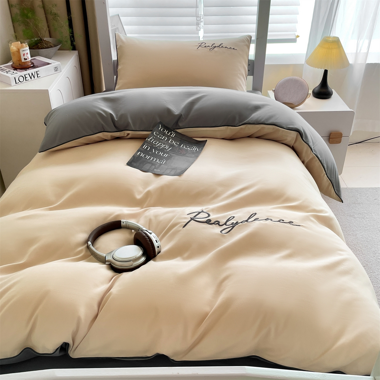 91家纺网 家纺一手货源 找家纺 笙意家纺 2025新款亲肤水洗棉麻绳款学生三件套-安琪系列 安琪-奶茶+中灰