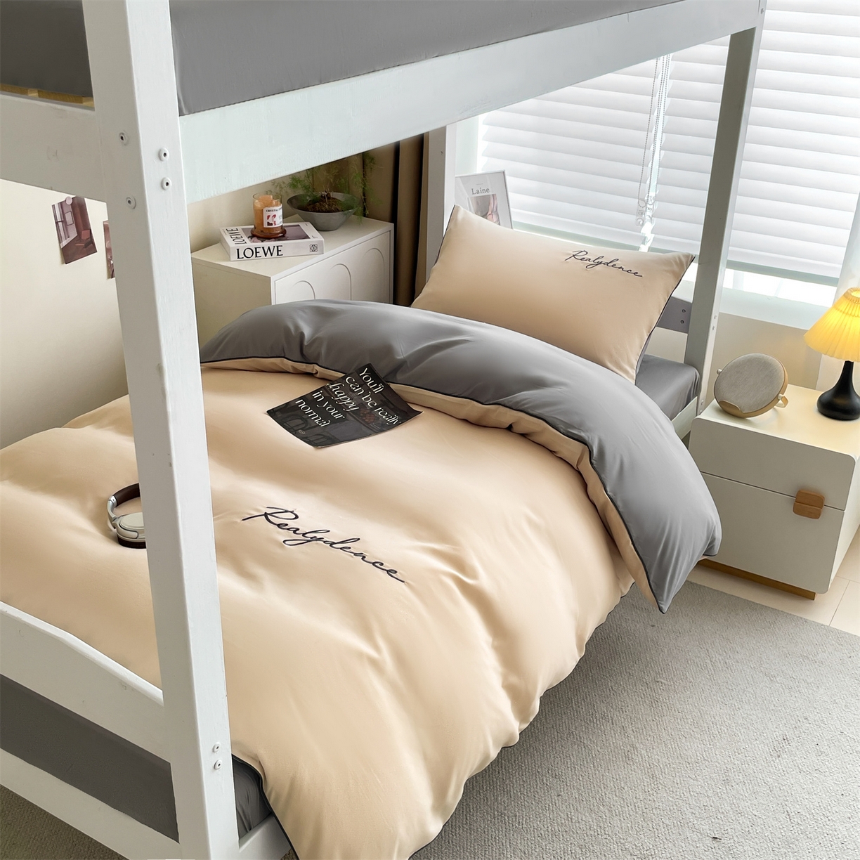 91家纺网 家纺一手货源 找家纺 笙意家纺 2025新款亲肤水洗棉麻绳款学生三件套-安琪系列 安琪-奶茶+中灰