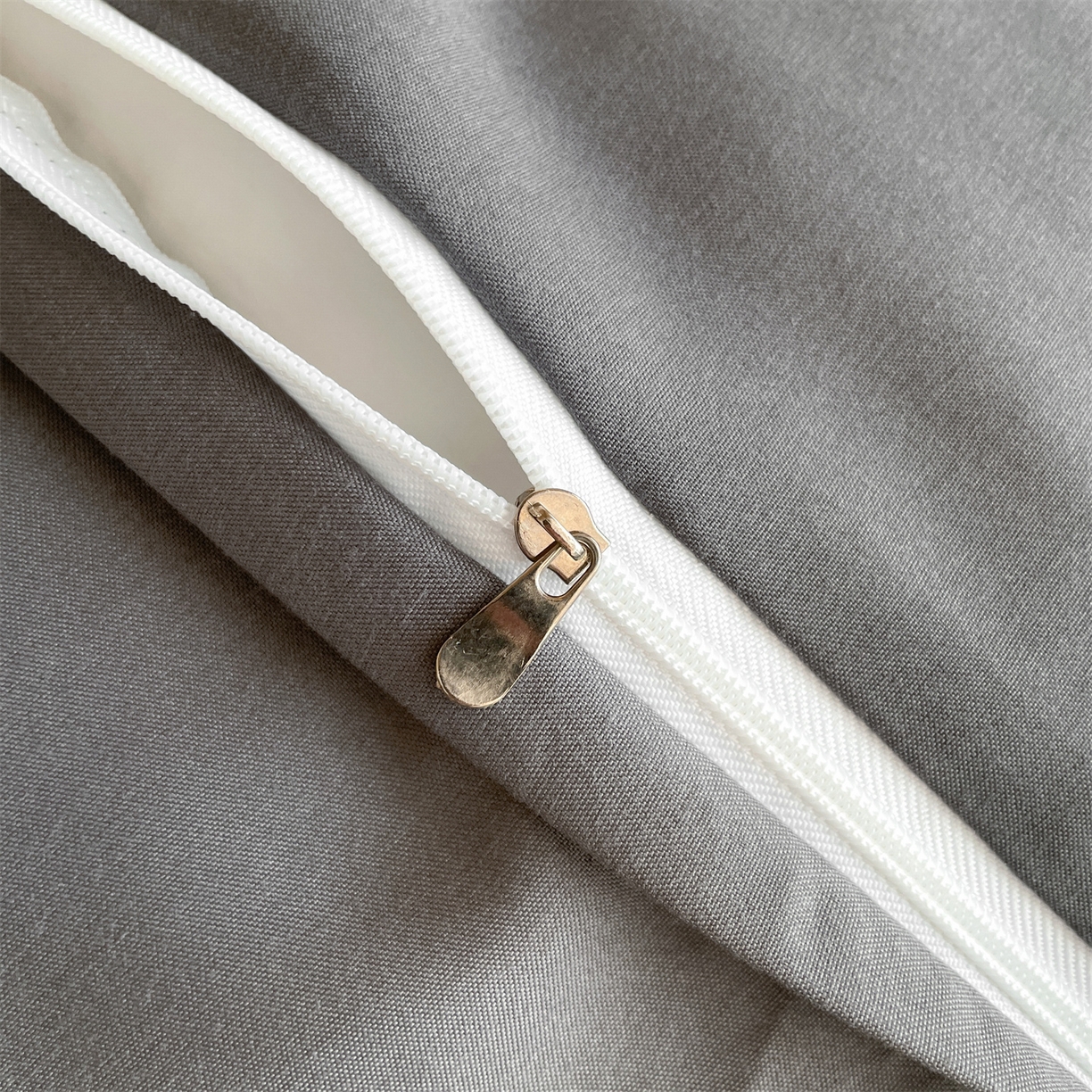 91家纺网 家纺一手货源 找家纺 笙意家纺 2025新款亲肤水洗棉麻绳款学生三件套-安琪系列 安琪-奶茶+中灰