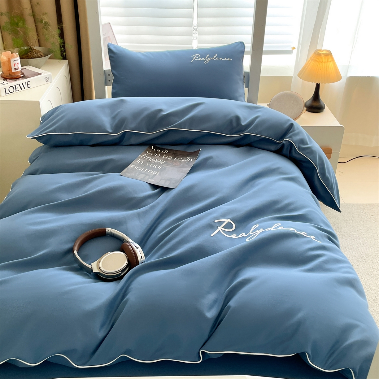 91家纺网 家纺一手货源 找家纺 笙意家纺 2025新款亲肤水洗棉麻绳款学生三件套-安琪系列 安琪-宾利蓝