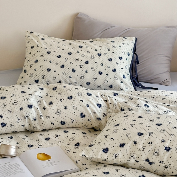 91家纺网 家纺一手货源 找家纺 尺素2025新款 纯棉蝴蝶结绑带款四件套少女心可爱枕套儿童卡通纯棉三件套1.8床笠加大床单民宿床品 绑带款熊熊乐园-浅蓝