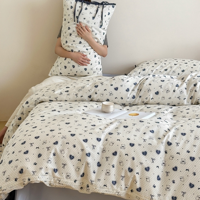 91家纺网 家纺一手货源 找家纺 尺素2025新款 纯棉蝴蝶结绑带款四件套少女心可爱枕套儿童卡通纯棉三件套1.8床笠加大床单民宿床品 绑带款熊熊乐园-浅蓝