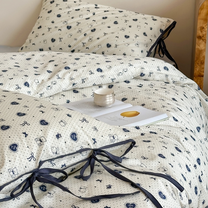 91家纺网 家纺一手货源 找家纺 尺素2025新款 纯棉蝴蝶结绑带款四件套少女心可爱枕套儿童卡通纯棉三件套1.8床笠加大床单民宿床品 绑带款熊熊乐园-浅蓝