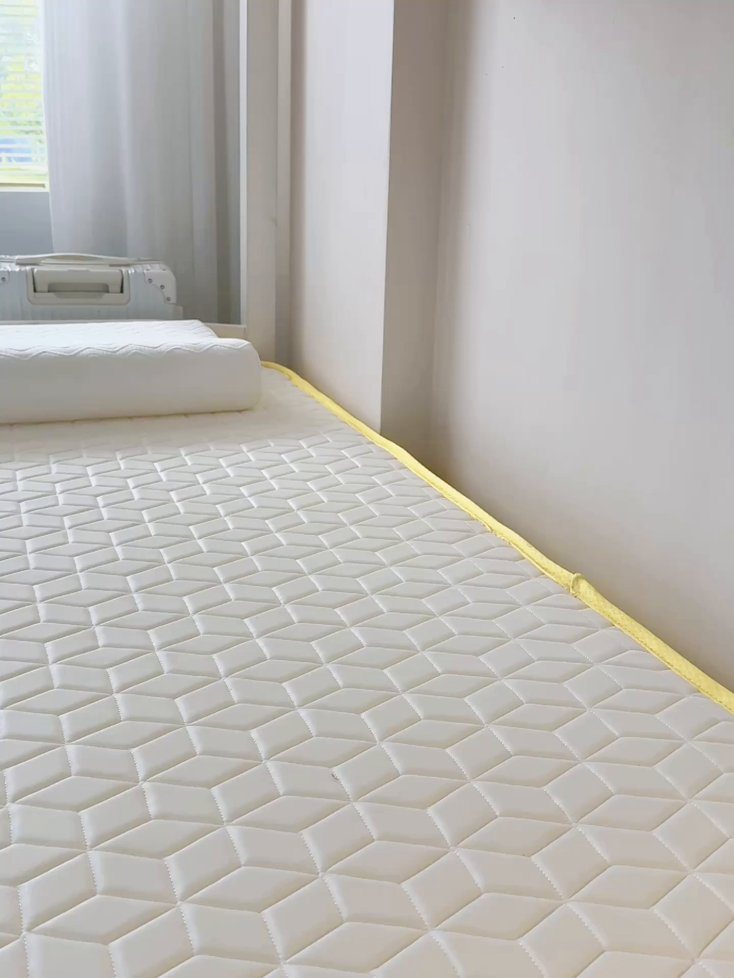 91家纺网 家纺一手货源 找家纺 伊先生家纺 2025新款简约卡通硅胶海绵床垫学生款熊猫黄鸭款 黄小鸭-白