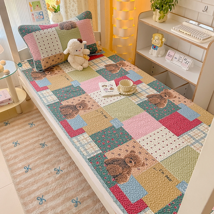 91家纺网 家纺一手货源 找家纺 期遇家居 2025新款13372全棉印花学生床盖双面纯棉宿舍床盖 百福熊